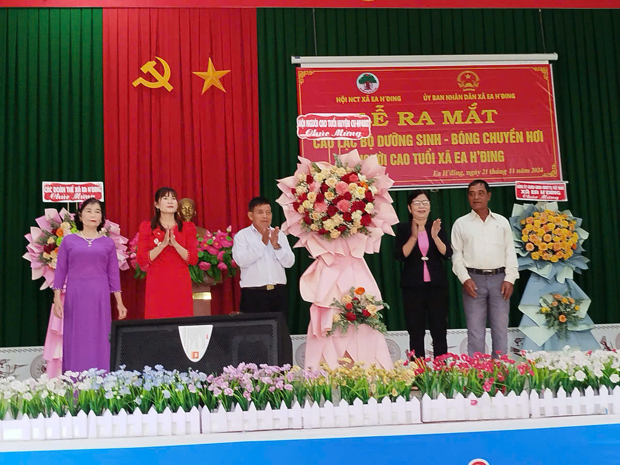 Hội Người cao tuổi xã: Tổ chức Lễ ra mắt Câu lạc bộ Dưỡng Sinh và Câu lạc bộ Bóng chuyền hơi thành công tốt đẹp.